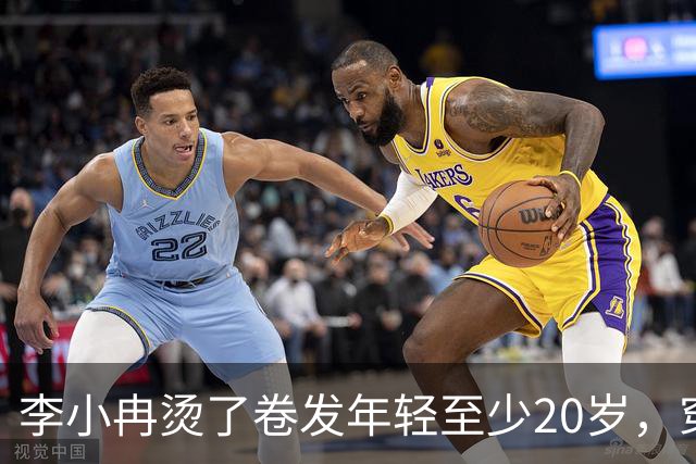 李小冉烫了卷发年轻至少20岁，穿针织衫+半身裙，扑面而来高级感